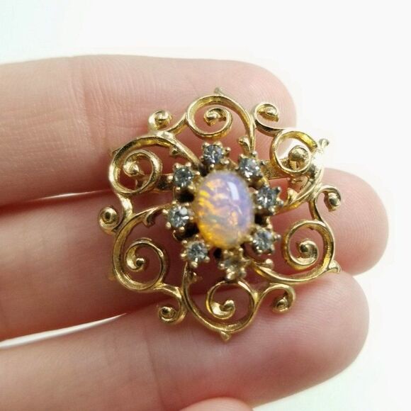 Vintage Scrolling Design Rhinestone Brooch, Gold Tone Cabochon Center, Retro - Picture 1 of 6